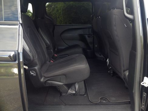 Used 2019 Chrysler Pacifica Touring Plus w/ S Appearance Package FWD image 40