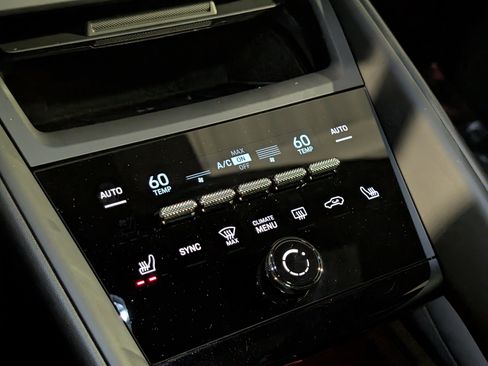 Certified 2025 Porsche Macan Electric image 39