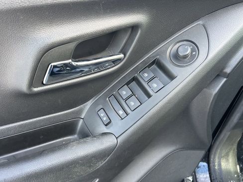 Used 2022 Chevrolet Trax LT w/ LT Convenience Package image 21