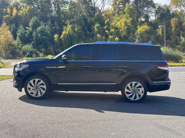 Used 2024 Lincoln Navigator Reserve AWD/4WD image 4