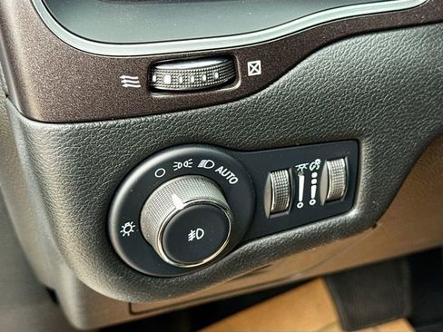 Used 2022 Jeep Cherokee Trailhawk image 11