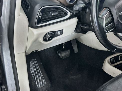 Used 2018 Chrysler Pacifica Touring-L FWD image 17
