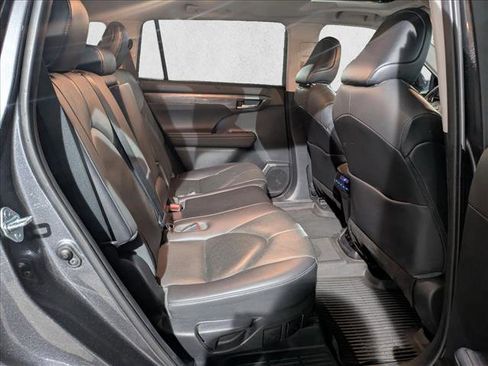 Used 2021 Toyota Highlander Limited image 25