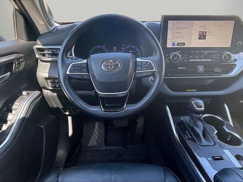 Used 2023 Toyota Highlander Platinum FWD image 12