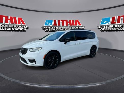 Used 2025 Chrysler Pacifica Limited FWD image 4