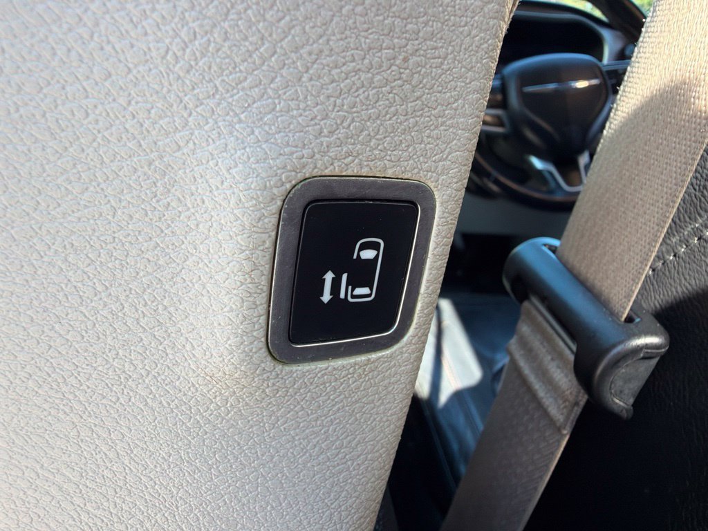 Used 2017 Chrysler Pacifica Touring-L FWD image 22