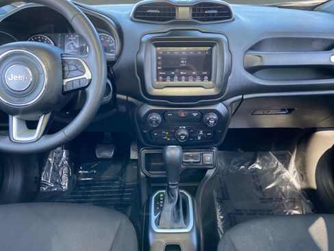 Used 2018 Jeep Renegade Latitude w/ Safety & Security Group FWD image 11