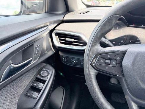 Used 2022 Chevrolet TrailBlazer LT w/ Confidence II Package FWD image 13