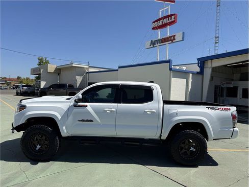 Used 2022 Toyota Tacoma TRD Sport w/ Technology Package AWD/4WD image 11