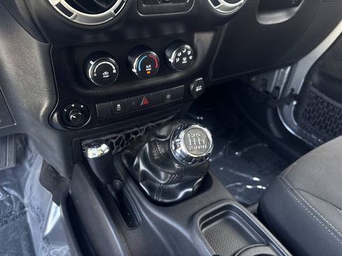 Used 2016 Jeep Wrangler Unlimited Rubicon AWD/4WD image 24