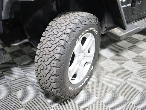 Used 2017 Jeep Wrangler Sahara w/ Connectivity Group image 13