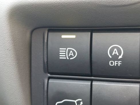 Used 2023 Toyota Highlander LE AWD/4WD image 18
