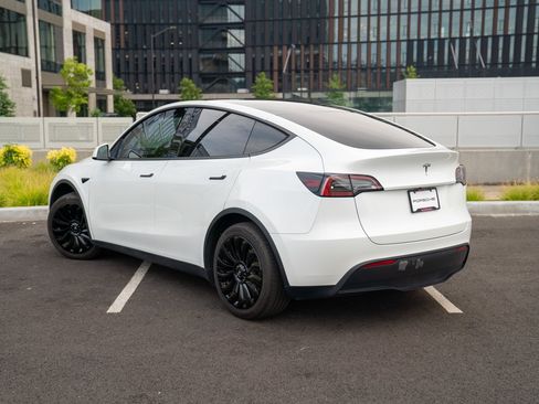 Used 2023 Tesla Model Y Long Range AWD/4WD image 3
