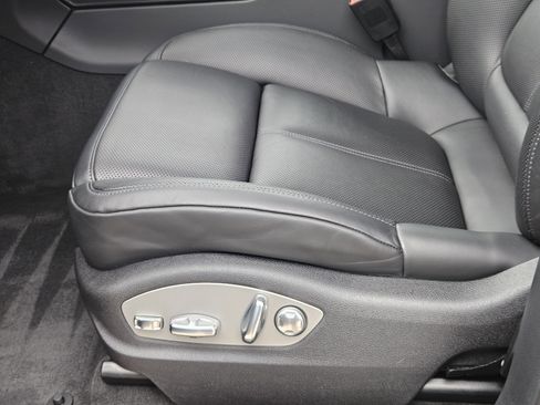 Certified 2025 Porsche Macan image 23