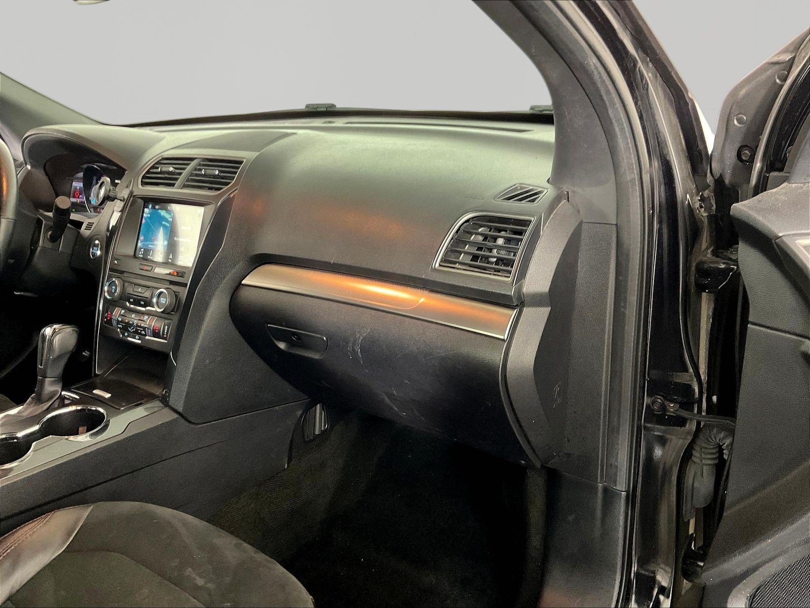 Used 2018 Ford Explorer XLT w/ Equipment Group 202A AWD/4WD image 27