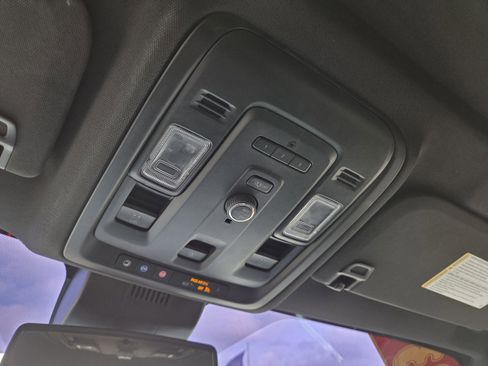 Used 2023 Chevrolet Suburban Z71 image 39