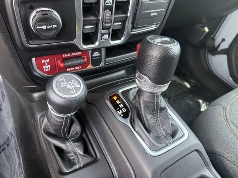 Used 2024 Jeep Wrangler Unlimited AWD/4WD image 28