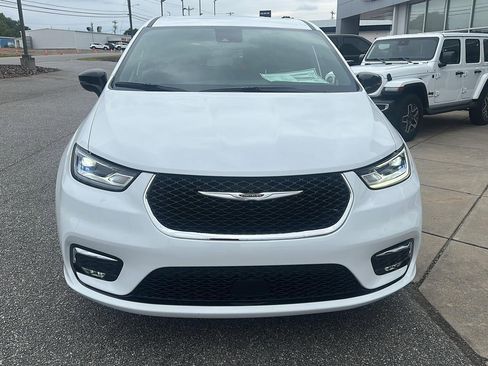 New 2026 Chrysler Pacifica Select image 2