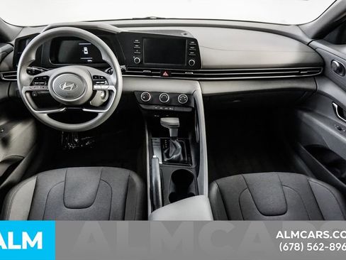 Used 2025 Hyundai Elantra SE image 24