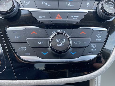 Used 2022 Chrysler Pacifica Limited image 39