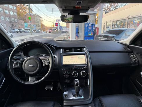 Used 2018 Jaguar E-PACE SE image 12