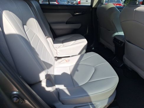Used 2021 Toyota Highlander XLE FWD image 31