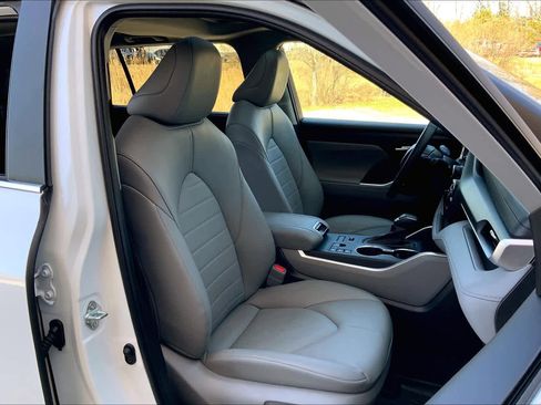 Used 2023 Toyota Highlander XLE AWD/4WD image 8
