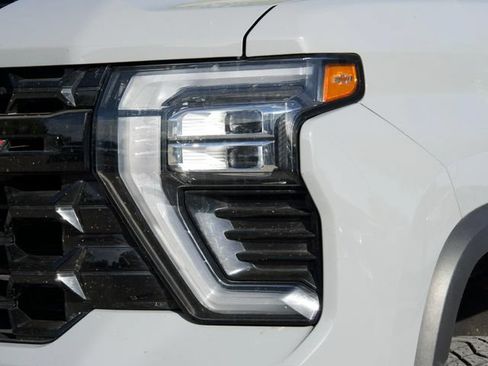 Used 2024 Chevrolet Silverado 2500 ZR2 w/ Technology Package AWD/4WD image 4