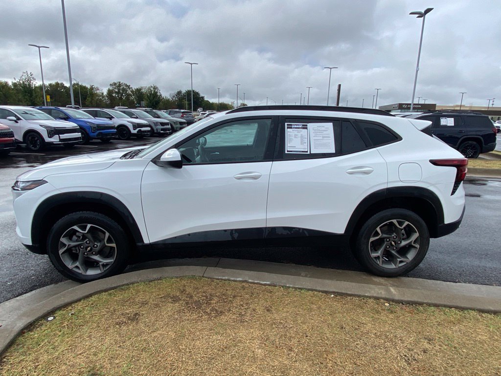Used 2025 Chevrolet Trax LT FWD image 4
