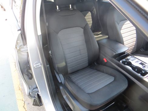 Used 2020 Ford Edge SE image 23