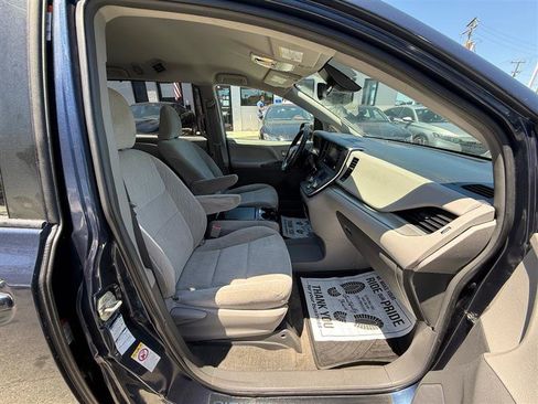 Used 2019 Toyota Sienna LE AWD/4WD image 32