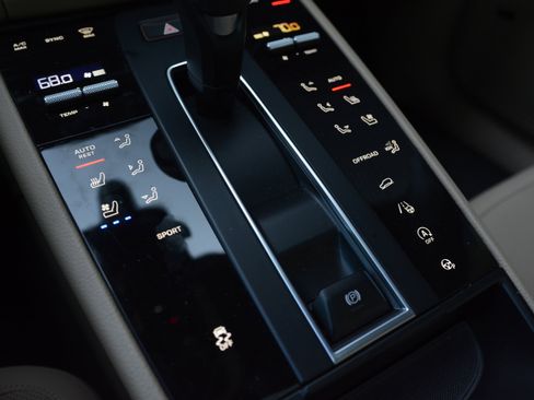 Certified 2026 Porsche Macan AWD/4WD image 25