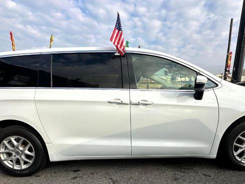 Used 2023 Chrysler Pacifica Touring-L image 4