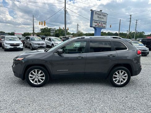 Used 2017 Jeep Cherokee Limited w/ Luxury Group FWD image 2