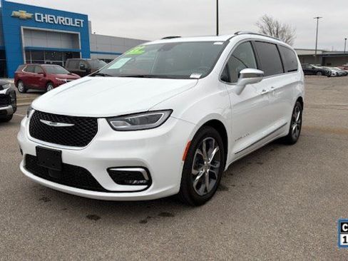 Used 2022 Chrysler Pacifica Pinnacle image 2