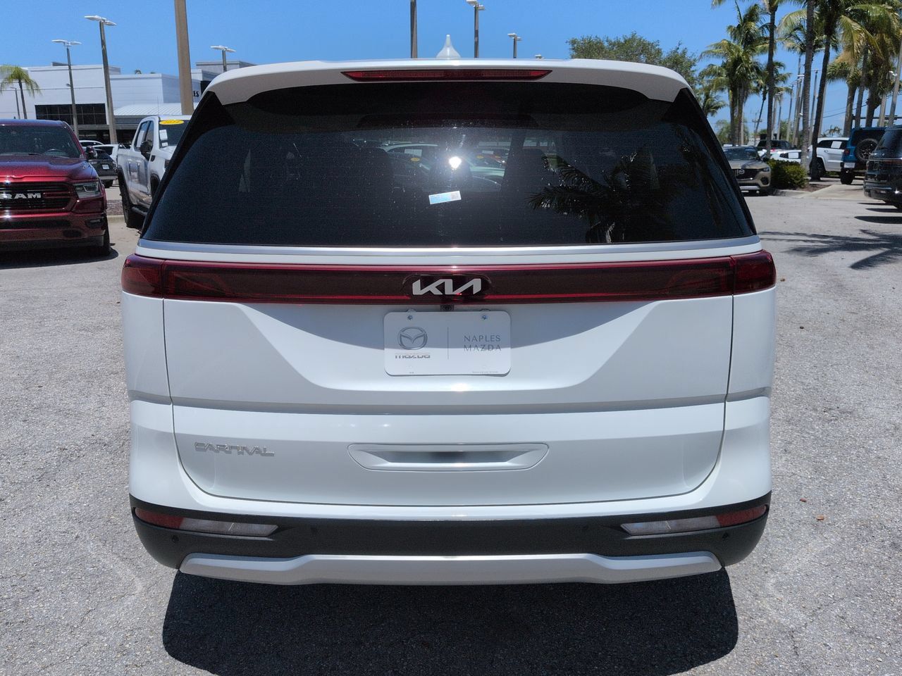 Used 2023 Kia Carnival LX FWD image 6