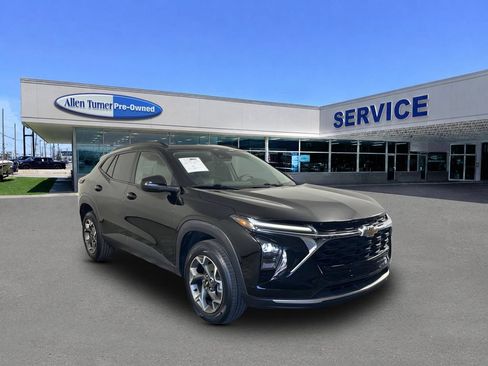 Used 2024 Chevrolet Trax LT w/ Driver Confidence Package FWD image 2