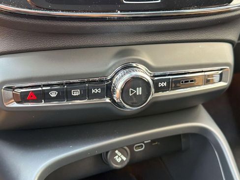 Used 2023 Volvo XC40 Recharge Ultimate AWD/4WD image 17