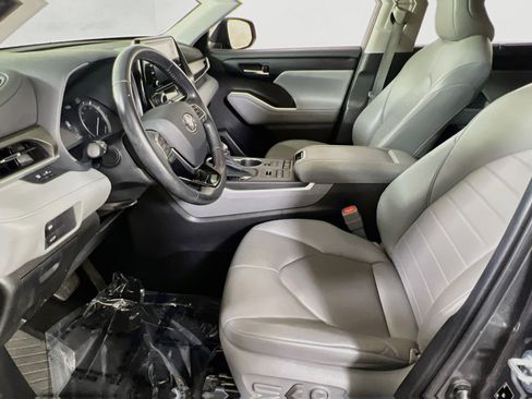Used 2021 Toyota Highlander XLE AWD/4WD image 20