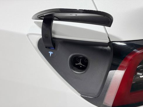 Used 2022 Tesla Model Y Long Range image 5