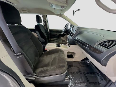 Used 2015 Dodge Grand Caravan SXT image 25