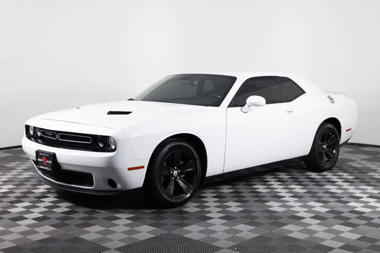 Used 2018 Dodge Challenger SXT RWD image 1