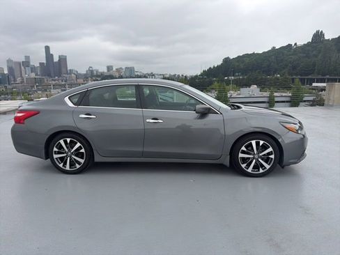 Used 2016 Nissan Altima 2.5 SR w/ Interior Lighting Package FWD image 2