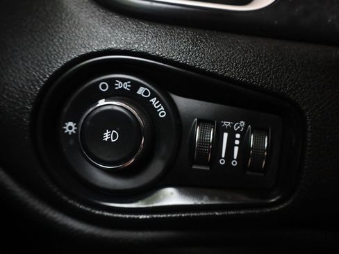Used 2018 Jeep Renegade Latitude w/ UConnect 8.4 Nav Group FWD image 30