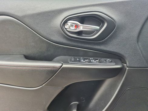 Used 2019 Jeep Cherokee Trailhawk w/ Cold Weather Group image 7