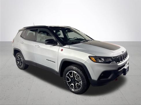 Used 2024 Jeep Compass Trailhawk AWD/4WD image 4