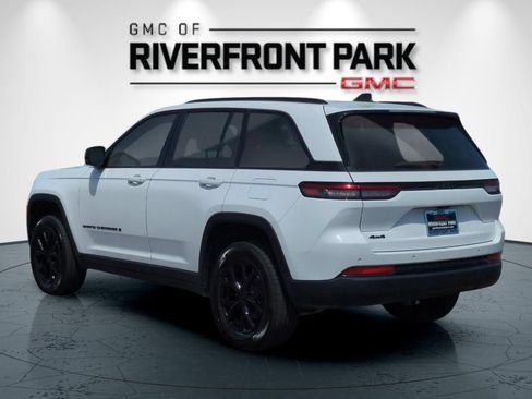 Used 2024 Jeep Grand Cherokee Altitude AWD/4WD image 5