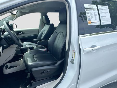 Used 2024 Chrysler Pacifica Touring-L FWD image 24