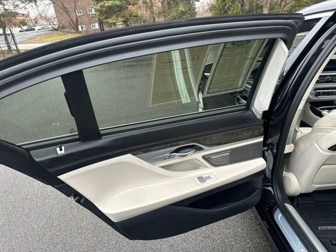 Used 2018 BMW 750i xDrive image 27