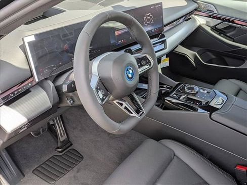 Used 2027 BMW 550e xDrive w/ Executive Package AWD/4WD image 3